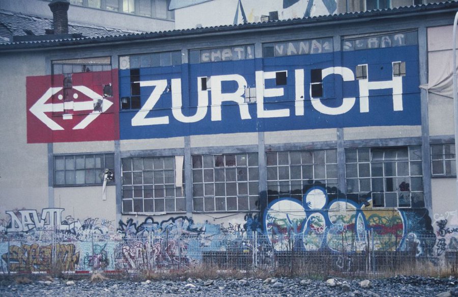 Bärtschi, Hans-Peter: Zürich, Fabrikgebäude bei Klingenstrasse 4 mit Beschriftung “Zureich”, 1990er-Jahre (SIK_03-095449, http://doi.org/10.3932/ethz-a-000823746)