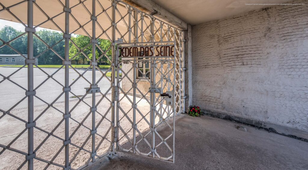 https://www.giovannicarrieri.com/photography/history/buchenwald/jedem-das-seine.jpg